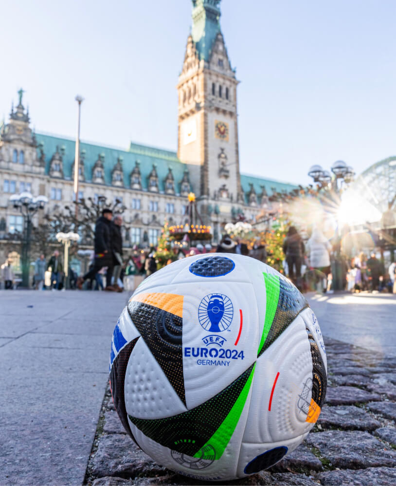 ballon de football tour eiffel paris peniche