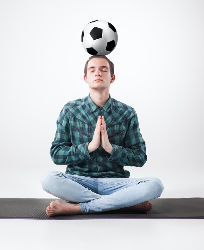 personne zen avec un ballon de foot