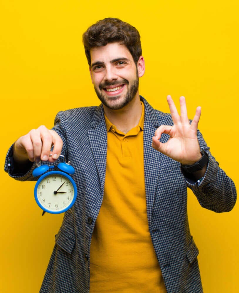 homme avec une horloge