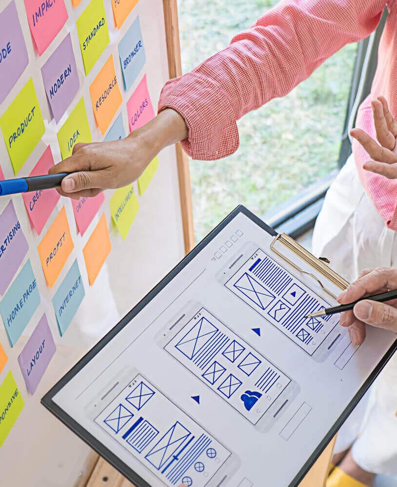 personne travaillant sur des post it
